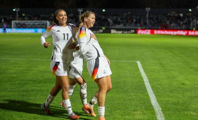 DEU, Fulda, Deutschland U 23 vs England U 23, Länderspielrunde, DFB, Saison 2526, Stadion der Stadt Fulda im Sportpark Johannisau, Gruppe A, 1. Spieltag im Bild: Larissa Mühlhaus (Deutschland U23) erzielt das Tor zum 1:0, goal scored, Jubel mit Ilayda Acikgöz (Deutschland U23). Lisa Baum (Deutschland U23) DFB DFL REGULATIONS PROHIBIT ANY USE OF PHOTOGRAPHS AS IMAGE SEQUENCES AND OR QUASI-VIDEO, 23.10.2025 Copyright: HMBxMedia HendrikxHamelau