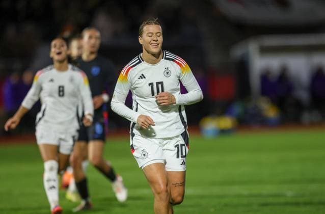 DEU, Fulda, Deutschland U 23 vs England U 23, Länderspielrunde, DFB, Saison 2526, Stadion der Stadt Fulda im Sportpark Johannisau, Gruppe A, 1. Spieltag im Bild: Larissa Mühlhaus (Deutschland U23) erzielt das Tor zum 1:0, goal scored, Jubel mit Ilayda Acikgöz (Deutschland U23) DFB DFL REGULATIONS PROHIBIT ANY USE OF PHOTOGRAPHS AS IMAGE SEQUENCES AND OR QUASI-VIDEO, 23.10.2025 Copyright: HMBxMedia HendrikxHamelau
