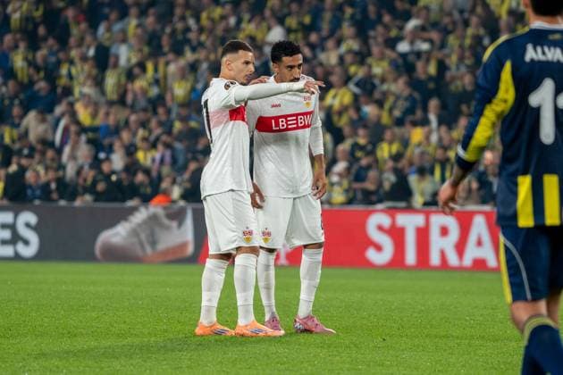 Badredine Bouanani (VfB Stuttgart, 27) im Austausch mit Tiago Tomas (VfB Stuttgart), TUR, Fenerbahce Istanbul vs. VfB Stuttgart, Fussball, UEFA Europa League, Spieltag 3, Spielzeit 2025 2026, 23.10.2025, TUR, Fenerbahce Istanbul vs. VfB Stuttgart, Fussball, UEFA Europa League, Spieltag 3, Spielzeit 2025 2026, 23.10.2025, Istanbul Copyright: xEibner-Pressefoto EdwardxCheungx EP_ECG