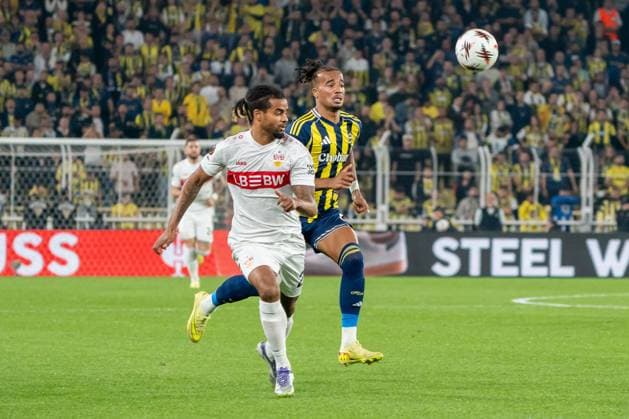 Lorenz Assignon (VfB Stuttgart, 22) im Duell mit Archie Brown (Fenerbahce Istanbul, 03), TUR, Fenerbahce Istanbul vs. VfB Stuttgart, Fussball, UEFA Europa League, Spieltag 3, Spielzeit 2025 2026, 23.10.2025, TUR, Fenerbahce Istanbul vs. VfB Stuttgart, Fussball, UEFA Europa League, Spieltag 3, Spielzeit 2025 2026, 23.10.2025, Istanbul Copyright: xEibner-Pressefoto EdwardxCheungx EP_ECG