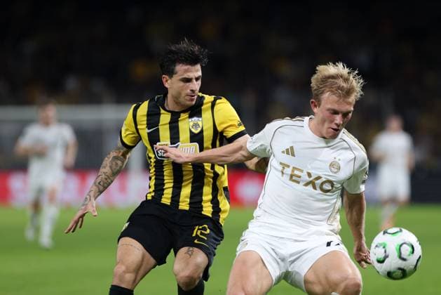 Jesper Karlsson of Aberdeen and Lazaros Rota of AEK AEK Athens v Aberdeen, UEFA Conference League, Group Stage, Football, OPAP Arena, Athens, Greece - 23 Oct 2025Athens OPAP Arena Greece EDITORIAL USE ONLY No use with unauthorised audio, video, data, fixture lists, club league logos or live services. Online in-match use limited to 120 images, no video emulation. No use in betting, games or single club league player publications. Copyright: xCostasxBaltas Shutterstockx 15567740ai