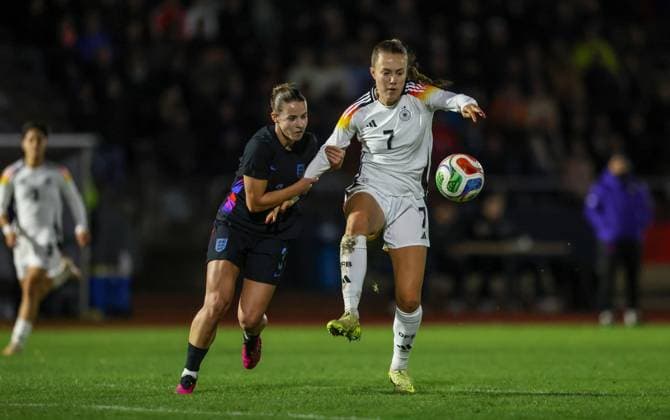 DEU, Fulda, Deutschland U 23 vs England U 23, Länderspielrunde, DFB, Saison 2526, Stadion der Stadt Fulda im Sportpark Johannisau, Gruppe A, 1. Spieltag im Bild v.l.n.r: Anouk Denton (England U23), Mara Alber (Deutschland U23) DFB DFL REGULATIONS PROHIBIT ANY USE OF PHOTOGRAPHS AS IMAGE SEQUENCES AND OR QUASI-VIDEO, 23.10.2025 Copyright: HMBxMedia HendrikxHamelau