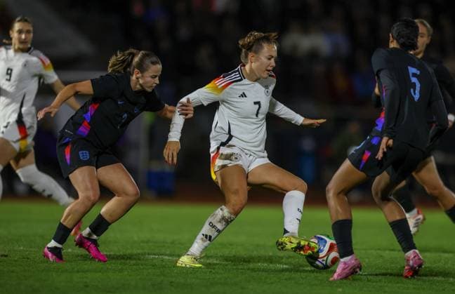 DEU, Fulda, Deutschland U 23 vs England U 23, Länderspielrunde, DFB, Saison 2526, Stadion der Stadt Fulda im Sportpark Johannisau, Gruppe A, 1. Spieltag im Bild v.l.n.r: Anouk Denton (England U23), Mara Alber (Deutschland U23) DFB DFL REGULATIONS PROHIBIT ANY USE OF PHOTOGRAPHS AS IMAGE SEQUENCES AND OR QUASI-VIDEO, 23.10.2025 Copyright: HMBxMedia HendrikxHamelau