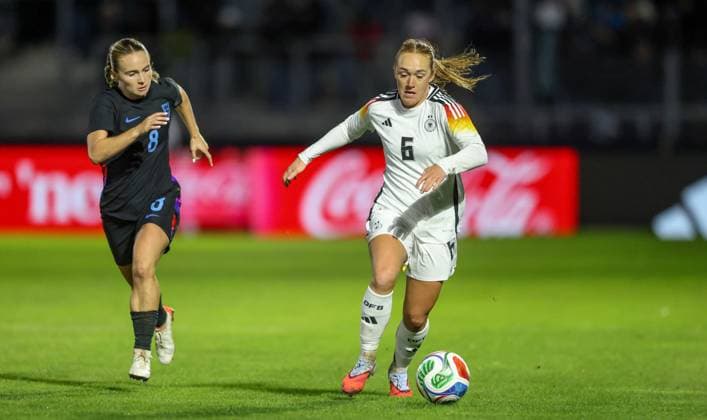 DEU, Fulda, Deutschland U 23 vs England U 23, Länderspielrunde, DFB, Saison 2526, Stadion der Stadt Fulda im Sportpark Johannisau, Gruppe A, 1. Spieltag im Bild v.l.n.r: Olivia McLoughlin (England U23), Lisanne Gräwe (Deutschland U23) DFB DFL REGULATIONS PROHIBIT ANY USE OF PHOTOGRAPHS AS IMAGE SEQUENCES AND OR QUASI-VIDEO, 23.10.2025 Copyright: HMBxMedia HendrikxHamelau