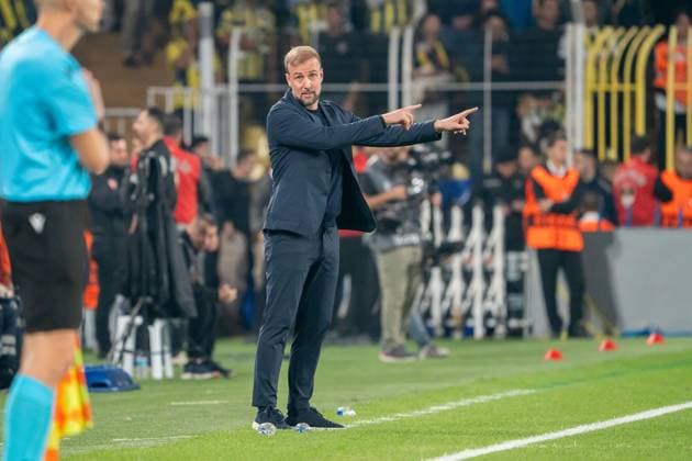 Sebastian Hoeneß (VfB Stuttgart, Trainer) beschwert sich beim Linienrichter, TUR, Fenerbahce Istanbul vs. VfB Stuttgart, Fussball, UEFA Europa League, Spieltag 3, Spielzeit 2025 2026, 23.10.2025, TUR, Fenerbahce Istanbul vs. VfB Stuttgart, Fussball, UEFA Europa League, Spieltag 3, Spielzeit 2025 2026, 23.10.2025, Istanbul Copyright: xEibner-Pressefoto EdwardxCheungx EP_ECG