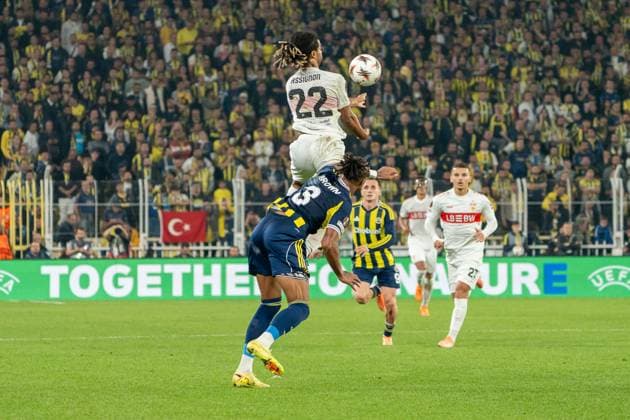 Lorenz Assignon (VfB Stuttgart, 22) gewinnt sein Duell gegen Archie Brown (Fenerbahce Istanbul, 03), TUR, Fenerbahce Istanbul vs. VfB Stuttgart, Fussball, UEFA Europa League, Spieltag 3, Spielzeit 2025 2026, 23.10.2025, TUR, Fenerbahce Istanbul vs. VfB Stuttgart, Fussball, UEFA Europa League, Spieltag 3, Spielzeit 2025 2026, 23.10.2025, Istanbul Copyright: xEibner-Pressefoto EdwardxCheungx EP_ECG