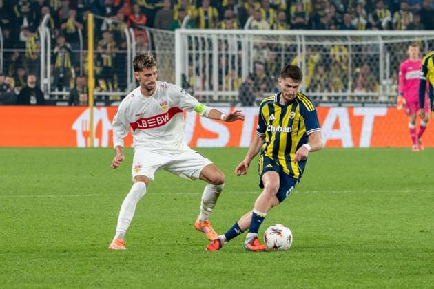 Atakan Karazor (VfB Stuttgart, 16) im Duell mit Ismail Yuksek (Fenerbahce Istanbul, 05), TUR, Fenerbahce Istanbul vs. VfB Stuttgart, Fussball, UEFA Europa League, Spieltag 3, Spielzeit 2025 2026, 23.10.2025, TUR, Fenerbahce Istanbul vs. VfB Stuttgart, Fussball, UEFA Europa League, Spieltag 3, Spielzeit 2025 2026, 23.10.2025, Istanbul Copyright: xEibner-Pressefoto EdwardxCheungx EP_ECG