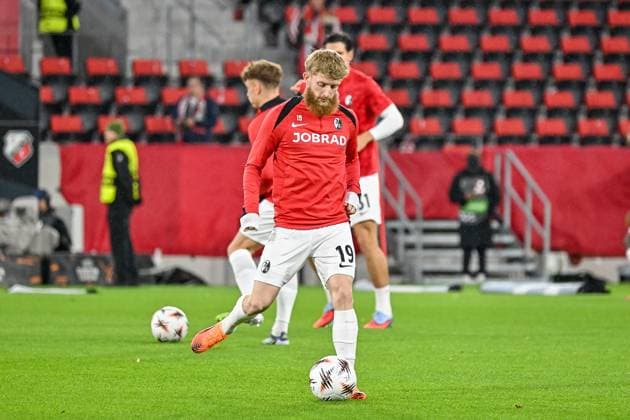Niklas Beste (SC Freiburg, 19) beim Warm-Up. GER, SC Freiburg - FC Utrecht, Fussball, Europa League, 3. Spieltag, Saison 2025 2026, 23.10.2025 GER, SC Freiburg - FC Utrecht, Fussball, Europa League, 3. Spieltag, Saison 2025 2026, 23.10.2025 Freiburg Copyright: xEibner-Pressefoto ThomasxHessx EP_THS