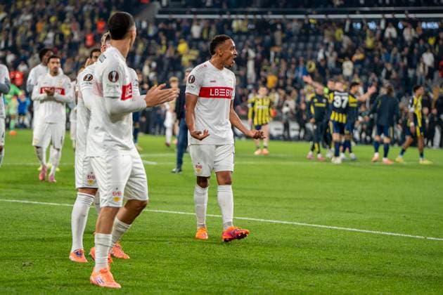 Jamie Leweling (VfB Stuttgart, 18) zeigt provokative Geste in Richtung des Heim-Blocks, TUR, Fenerbahce Istanbul vs. VfB Stuttgart, Fussball, UEFA Europa League, Spieltag 3, Spielzeit 2025 2026, 23.10.2025, TUR, Fenerbahce Istanbul vs. VfB Stuttgart, Fussball, UEFA Europa League, Spieltag 3, Spielzeit 2025 2026, 23.10.2025, Istanbul Copyright: xEibner-Pressefoto EdwardxCheungx EP_ECG