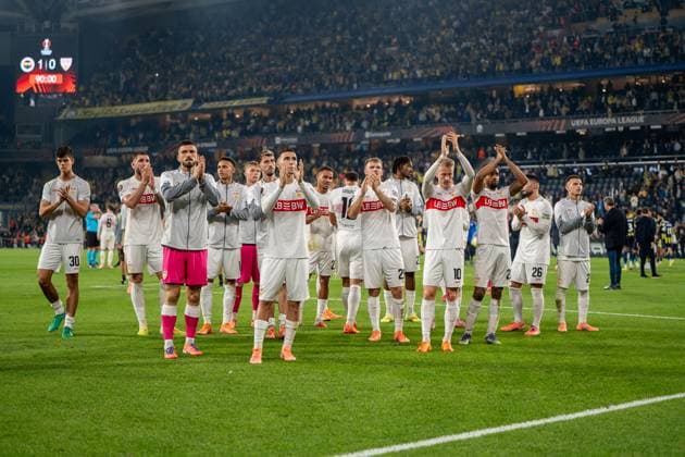 VfB Spieler bedanken sich beiden mitgereisten Fans nach Spielende, TUR, Fenerbahce Istanbul vs. VfB Stuttgart, Fussball, UEFA Europa League, Spieltag 3, Spielzeit 2025 2026, 23.10.2025, TUR, Fenerbahce Istanbul vs. VfB Stuttgart, Fussball, UEFA Europa League, Spieltag 3, Spielzeit 2025 2026, 23.10.2025, Istanbul Copyright: xEibner-Pressefoto EdwardxCheungx EP_ECG