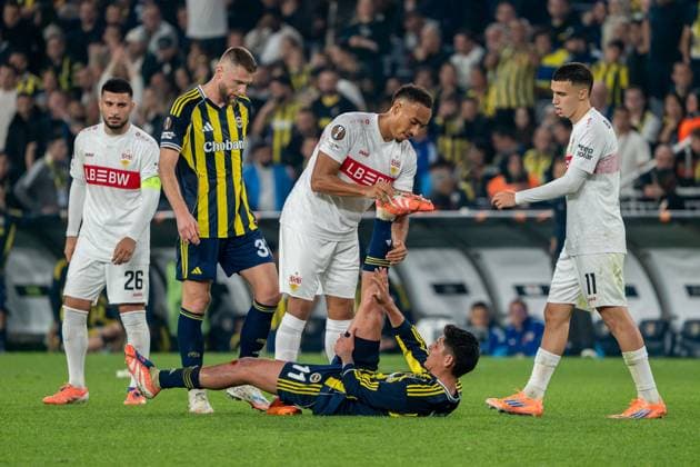 Jamie Leweling (VfB Stuttgart, 18) hilft Edson Alvarez (Fenerbahce Istanbul, 11), der am Ende des Spiels mit Kraempfen zu kaempfen hat, TUR, Fenerbahce Istanbul vs. VfB Stuttgart, Fussball, UEFA Europa League, Spieltag 3, Spielzeit 2025 2026, 23.10.2025, TUR, Fenerbahce Istanbul vs. VfB Stuttgart, Fussball, UEFA Europa League, Spieltag 3, Spielzeit 2025 2026, 23.10.2025, Istanbul Copyright: xEibner-Pressefoto EdwardxCheungx EP_ECG