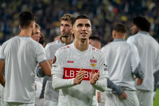 Bilal El Khannouss (VfB Stuttgart, 11) bedankt sich bei den Fans, TUR, Fenerbahce Istanbul vs. VfB Stuttgart, Fussball, UEFA Europa League, Spieltag 3, Spielzeit 2025 2026, 23.10.2025, TUR, Fenerbahce Istanbul vs. VfB Stuttgart, Fussball, UEFA Europa League, Spieltag 3, Spielzeit 2025 2026, 23.10.2025, Istanbul Copyright: xEibner-Pressefoto EdwardxCheungx EP_ECG