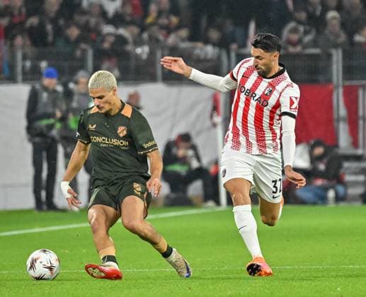 Can Bozdogan (FC Utrecht, 08) am Ball vor Vincenzo Grifo (SC Freiburg, 32) GER, SC Freiburg - FC Utrecht, Fussball, Europa League, 3. Spieltag, Saison 2025 2026, 23.10.2025 GER, SC Freiburg - FC Utrecht, Fussball, Europa League, 3. Spieltag, Saison 2025 2026, 23.10.2025 Freiburg Copyright: xEibner-Pressefoto ThomasxHessx EP_THS