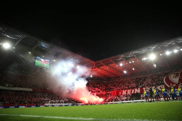 23.10.2025, xrekx, Fussball UEFA Europa League, SC Freiburg - FC Utrecht v.l. SC Freiburg Fans ,Stimmung, Schals, Trikot, Fahne, Banner, Ultras, Zuschauer, Besucher, Choreo, Choreografie, atmosphere, spectators, Visitors Einlauf der Teams FC Utrecht Fans ,Stimmung, Schals, Trikot, Fahne, Banner, Ultras, Zuschauer, Besucher, Choreo, Choreografie, atmosphere, spectators, Visitors (DFL DFB REGULATIONS PROHIBIT ANY USE OF PHOTOGRAPHS as IMAGE SEQUENCES and or QUASI-VIDEO) Freiburg