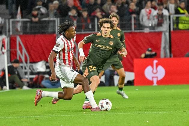 Johan Manzambi (SC Freiburg, 44) am Ball, Miguel Rodriguez (FC Utrecht, 22) GER, SC Freiburg - FC Utrecht, Fussball, Europa League, 3. Spieltag, Saison 2025 2026, 23.10.2025 GER, SC Freiburg - FC Utrecht, Fussball, Europa League, 3. Spieltag, Saison 2025 2026, 23.10.2025 Freiburg Copyright: xEibner-Pressefoto ThomasxHessx EP_THS