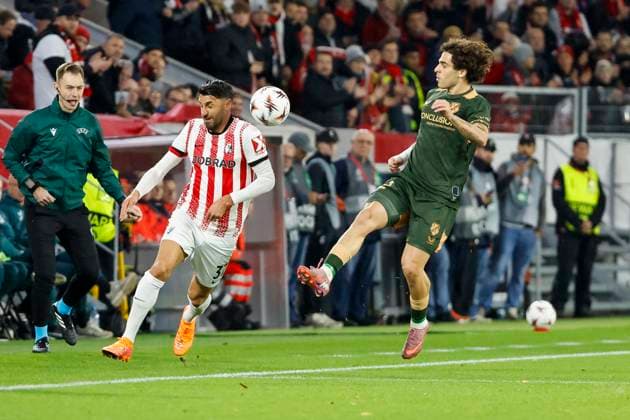 Vincenzo Grifo (SC Freiburg, 32) und Miguel Rodriguez (FC Utrecht, 22) im Laufduell , Deutschland, UEFA Europa League, 3. Spieltag, 2025 2026, SC Freiburg vs. FC Utrecht, 23.10.2025, Stadion am Wolfswinkel, Freiburg, Deutschland Freiburg Stadion am Wolfswinkel Baden-Württemberg Deutschland Copyright: xGrantxHubbsx