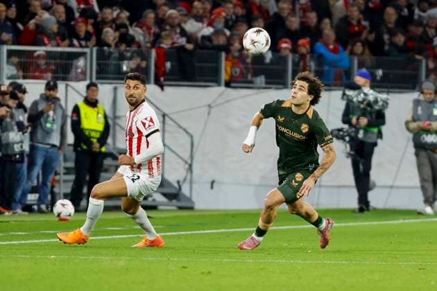 Vincenzo Grifo (SC Freiburg, 32) und Miguel Rodriguez (FC Utrecht, 22) im Laufduell , Deutschland, UEFA Europa League, 3. Spieltag, 2025 2026, SC Freiburg vs. FC Utrecht, 23.10.2025, Stadion am Wolfswinkel, Freiburg, Deutschland Freiburg Stadion am Wolfswinkel Baden-Württemberg Deutschland Copyright: xGrantxHubbsx
