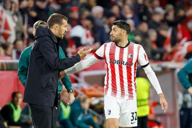 Julian Schuster (SC Freiburg, Trainer) und Vincenzo Grifo (SC Freiburg, 32) im Dialog , Deutschland, UEFA Europa League, 3. Spieltag, 2025 2026, SC Freiburg vs. FC Utrecht, 23.10.2025, Stadion am Wolfswinkel, Freiburg, Deutschland Freiburg Stadion am Wolfswinkel Baden-Württemberg Deutschland Copyright: xGrantxHubbsx