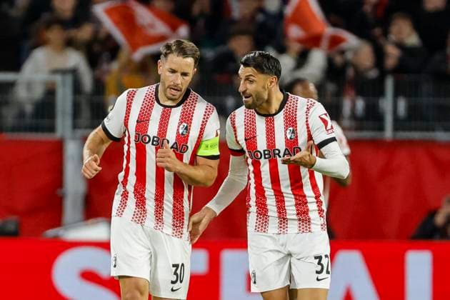 Christian Günter, Gunter (SC Freiburg, 30) und Vincenzo Grifo (SC Freiburg, 32) nach dem 1:0 , Deutschland, UEFA Europa League, 3. Spieltag, 2025 2026, SC Freiburg vs. FC Utrecht, 23.10.2025, Stadion am Wolfswinkel, Freiburg, Deutschland Freiburg Stadion am Wolfswinkel Baden-Württemberg Deutschland Copyright: xGrantxHubbsx