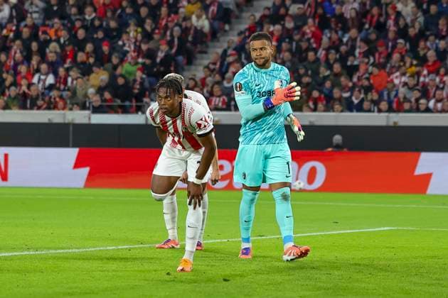 Junior Adamu (SC Freiburg, 20) und Noah Atubolu (SC Freiburg, 01) , Deutschland, UEFA Europa League, 3. Spieltag, 2025 2026, SC Freiburg vs. FC Utrecht, 23.10.2025, Stadion am Wolfswinkel, Freiburg, Deutschland Freiburg Stadion am Wolfswinkel Baden-Württemberg Deutschland Copyright: xGrantxHubbsx