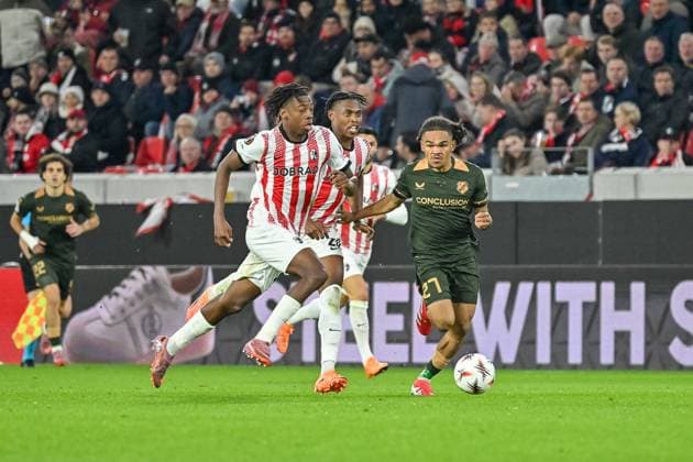 Johan Manzambi (SC Freiburg, 44) am Ball und im Laufduell mit Alonzo Engwanda (FC Utrecht, 27) GER, SC Freiburg - FC Utrecht, Fussball, Europa League, 3. Spieltag, Saison 2025 2026, 23.10.2025 GER, SC Freiburg - FC Utrecht, Fussball, Europa League, 3. Spieltag, Saison 2025 2026, 23.10.2025 Freiburg Copyright: xEibner-Pressefoto ThomasxHessx EP_THS
