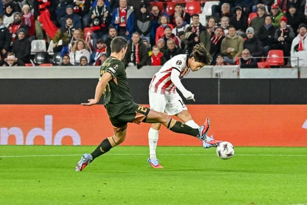Yuito Suzuki (SC Freiburg, 14) schiesst aufs Tor. Nick Viergever (FC Utrecht, 24) kann ihn ncht blocken. GER, SC Freiburg - FC Utrecht, Fussball, Europa League, 3. Spieltag, Saison 2025 2026, 23.10.2025 GER, SC Freiburg - FC Utrecht, Fussball, Europa League, 3. Spieltag, Saison 2025 2026, 23.10.2025 Freiburg Copyright: xEibner-Pressefoto ThomasxHessx EP_THS