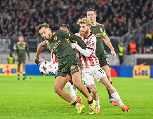 Souffian El Karouani (FC Utrecht, 16) am Ball vor Niklas Beste (SC Freiburg, 19) GER, SC Freiburg - FC Utrecht, Fussball, Europa League, 3. Spieltag, Saison 2025 2026, 23.10.2025 GER, SC Freiburg - FC Utrecht, Fussball, Europa League, 3. Spieltag, Saison 2025 2026, 23.10.2025 Freiburg Copyright: xEibner-Pressefoto ThomasxHessx EP_THS