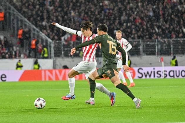 Yuito Suzuki (SC Freiburg, 14) am Ball und im Duell. mit Adrian Blake (FC Utrecht, 15) GER, SC Freiburg - FC Utrecht, Fussball, Europa League, 3. Spieltag, Saison 2025 2026, 23.10.2025 GER, SC Freiburg - FC Utrecht, Fussball, Europa League, 3. Spieltag, Saison 2025 2026, 23.10.2025 Freiburg Copyright: xEibner-Pressefoto ThomasxHessx EP_THS