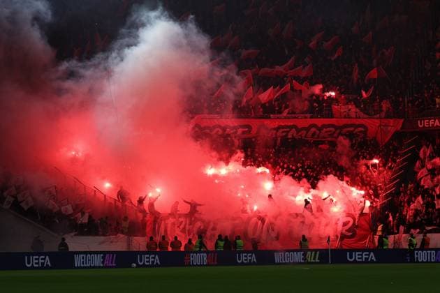 23.10.2025, xrekx, Fussball UEFA Europa League, SC Freiburg - FC Utrecht v.l. FC Utrecht Pyrotechnik Fans ,Stimmung, Schals, Trikot, Fahne, Banner, Ultras, Zuschauer, Besucher, Choreo, Choreografie, atmosphere, spectators, Visitors (DFL DFB REGULATIONS PROHIBIT ANY USE OF PHOTOGRAPHS as IMAGE SEQUENCES and or QUASI-VIDEO) Freiburg