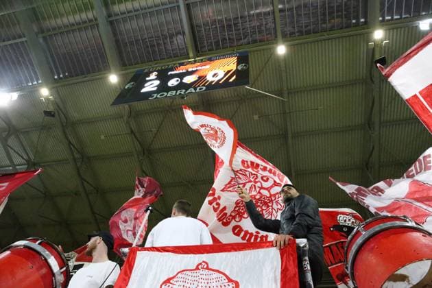23.10.2025, xrekx, Fussball UEFA Europa League, SC Freiburg - FC Utrecht v.l. SC Freiburg Fans ,Stimmung, Schals, Trikot, Fahne, Banner, Ultras, Zuschauer, Besucher, Choreo, Choreografie, atmosphere, spectators, Visitors Anzeigetafel, Videowall, Scoreboard, Info, Werbung Vincenzo Grifo (SC Freiburg) im Fanblock (DFL DFB REGULATIONS PROHIBIT ANY USE OF PHOTOGRAPHS as IMAGE SEQUENCES and or QUASI-VIDEO) Freiburg
