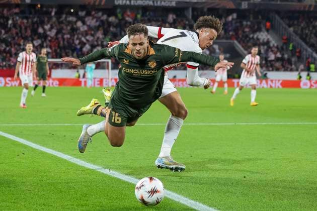 Souffian El Karouani (FC Utrecht, 16) und Derry Scherhant (SC Freiburg, 07) im Zweikampf , Deutschland, UEFA Europa League, 3. Spieltag, 2025 2026, SC Freiburg vs. FC Utrecht, 23.10.2025, Stadion am Wolfswinkel, Freiburg, Deutschland Freiburg Stadion am Wolfswinkel Baden-Württemberg Deutschland Copyright: xGrantxHubbsx