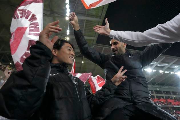 Yuito Suzuki (SC Freiburg, 14) und Vincenzo Grifo (SC Freiburg, 32) bei den Fans. Ultras , Deutschland, Fussball, UEFA Europa League, 3.Spieltag, Ligaphase, 2025 2026, SC Freiburg vs. FC Utrecht, 23.10.2025, Europa-Park Stadion, Freiburg, Deutschland Freiburg Europa-Park Stadion Baden-Württemberg Deutschland Copyright: xArnexAmbergx