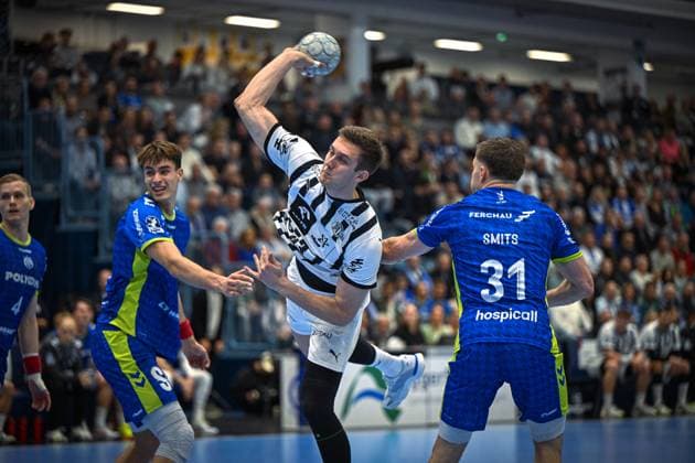 Deutschland, Handball, 1. Bundesliga DAIKIN HBL, 10. Spieltag, 2025 2026, VfL Gummersbach vs THW Kiel, 23.10.2025, SCHWALBE Arena, Gummersbach, Deutschland, Nikola Bilyk (THW Kiel, 53) wirft aufs Tor gegen Julian Köster (VfL Gummersbach, 7) und Kay Smits (VfL Gummersbach, 31) Copyright: xMarkusxVerwimpx
