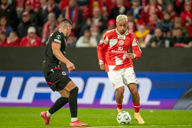 GER, Mainz, Fußball, UEFA Conference League, 2. Spieltag, FSV Mainz 05 vs. HSK Zrinjski Mostar im Bild v.l.: Armindo Sieb (FSV Mainz 05 11), mit Ball, Aktion , Zweikampf 23.10.2025, MEWA-Arena Mainz UEFA REGULATIONS PROHIBIT ANY USE OF PHOTOGRAPHS AS IMAGE SEQUENCES AND OR QUASI-VIDEO, Copyright: HMBxMedia PaulxFritz