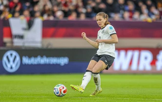 DEU, Düsseldorf, Deutschland vs Frankreich, UEFA Women s Nations League, UEFA, Saison 2526, Merkur Spiel-Arena, Halbfinale, Hinspiel im Bild: Sjoeke Nüsken (Deutschland, FC Chelsea) DFB DFL REGULATIONS PROHIBIT ANY USE OF PHOTOGRAPHS AS IMAGE SEQUENCES AND OR QUASI-VIDEO, 24.10.2025 Copyright: HMBxMedia HendrikxHamelau