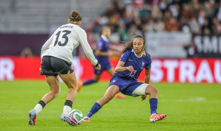 DEU, Düsseldorf, Deutschland vs Frankreich, UEFA Women s Nations League, UEFA, Saison 2526, Merkur Spiel-Arena, Halbfinale, Hinspiel im Bild v.l.n.r: Carlotta Wamser (Deutschland, Bayer Leverkusen), Selma Bacha (Frankreich), Zweikampf DFB DFL REGULATIONS PROHIBIT ANY USE OF PHOTOGRAPHS AS IMAGE SEQUENCES AND OR QUASI-VIDEO, 24.10.2025 Copyright: HMBxMedia HendrikxHamelau