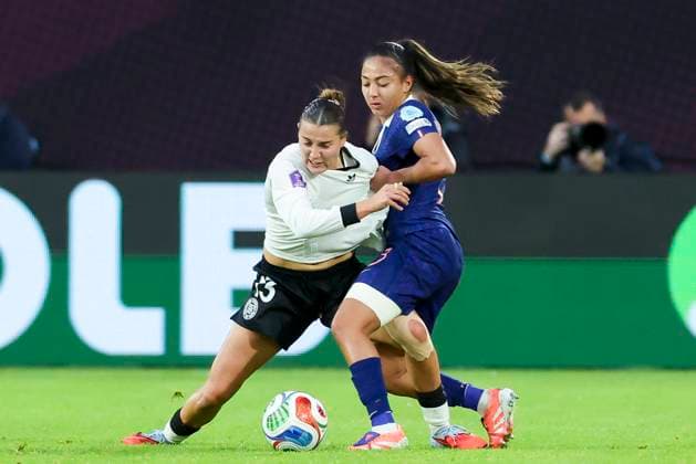 Carlotta Wamser (Germany) und Selma Bacha (France) kaempfen um den Ball, UEFA Women s Nations League 2024 25 Semi-finals 1st leg, Germany and France, Duesseldorf Arena am 24. October 2025 in Duesseldorf, Deutschland. (Foto von Marco Steinbrenner DeFodi Images) Carlotta Wamser (Germany) und Selma Bacha (France) battle for the ball, UEFA Women s Nations League 2024 25 Semi-finals 1st leg, Germany and France, Duesseldorf Arena, October 24, 2025 in Duesseldorf, Germany. (Photo by Marco Steinbrenner DeFodi Images) Carlotta Wamser Germany and Selma Bacha France battle for the ball, UEFA Women s Nations League 2024 25 Semi finals 1st leg, Germany and France, Duesseldorf Arena, October 24, 2025 in Duesseldorf, Germany Photo by Marco Steinbrenner DeFodi Images Carlotta Wamser Germany and Selma Bacha France battle for the ball, UEFA Women s Nations League 2024 25 Semi finals 1st leg, Germany and France, Duesseldorf Arena, October 24, 2025 in Duesseldorf, Germany Photo by Marco Steinbrenner DeFodi Images