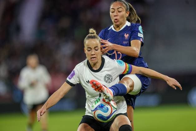 DEU, Düsseldorf, Deutschland vs Frankreich, UEFA Women s Nations League, UEFA, Saison 2526, Merkur Spiel-Arena, Halbfinale, Hinspiel im Bild v.l.n.r: Giulia Gwinn (Deutschland, FC Bayern München), Selma Bacha (Frankreich), Zweikampf DFB DFL REGULATIONS PROHIBIT ANY USE OF PHOTOGRAPHS AS IMAGE SEQUENCES AND OR QUASI-VIDEO, 24.10.2025 Copyright: HMBxMedia HendrikxHamelau