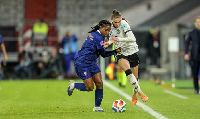DEU, Düsseldorf, Deutschland vs Frankreich, UEFA Women s Nations League, UEFA, Saison 2526, Merkur Spiel-Arena, Halbfinale, Hinspiel im Bild v.l.n.r: Oriane Jean-Francois (Frankreich), Jule Brand (Deutschland, Olympique Lyon) DFB DFL REGULATIONS PROHIBIT ANY USE OF PHOTOGRAPHS AS IMAGE SEQUENCES AND OR QUASI-VIDEO, 24.10.2025 Copyright: HMBxMedia HendrikxHamelau