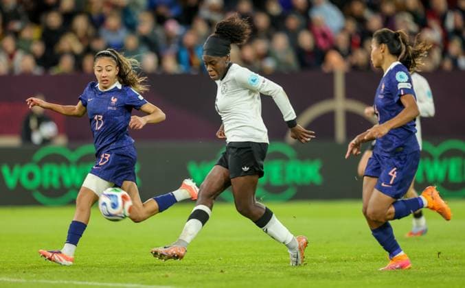 DEU, Düsseldorf, Deutschland vs Frankreich, UEFA Women s Nations League, UEFA, Saison 2526, Merkur Spiel-Arena, Halbfinale, Hinspiel im Bild: Große Torchance für Nicole Anyomi (Deutschland, Eintracht Frankfurt) DFB DFL REGULATIONS PROHIBIT ANY USE OF PHOTOGRAPHS AS IMAGE SEQUENCES AND OR QUASI-VIDEO, 24.10.2025 Copyright: HMBxMedia HendrikxHamelau
