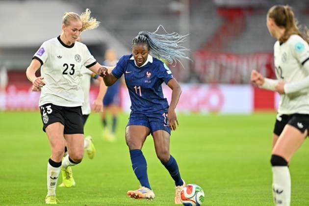 Kadidiatou Diani (Frankreich, 11) mit Ball im Zweikampf, Spielszene, Duell, duel, tackle, tackling, Dynamik, Action, mit Camilla Küver (DFB-Frauen , Deutschland, 23), 24.10.2025, Düsseldorf (Deutschland), Fussball,FIFA Womens World Cup 2027 Semi Finale - DFB Frauen - Frankreich