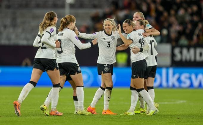 DEU, Düsseldorf, Deutschland vs Frankreich, UEFA Women s Nations League, UEFA, Saison 2526, Merkur Spiel-Arena, Halbfinale, Hinspiel im Bild: Tor und Jubel, Klara Bühl (Deutschland, FC Bayern München) erzielt das Tor zum 1:0, Kathrin Hendrich (Deutschland, Chicago Red Stars), Camilla Küver (Deutschland, VfL Wolfsburg) DFB DFL REGULATIONS PROHIBIT ANY USE OF PHOTOGRAPHS AS IMAGE SEQUENCES AND OR QUASI-VIDEO, 24.10.2025 Copyright: HMBxMedia HendrikxHamelau