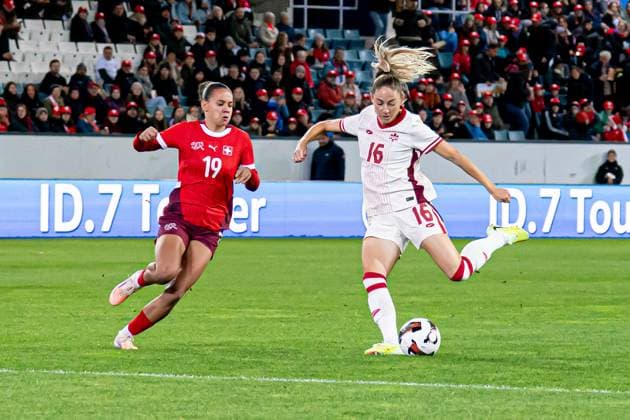 Lucerne, Switzerland, October 24th 2025 Janine Sonis (16 Canada), right, and Iman Beney (19 Switzerland), left, in action during the Womens International Friendly, Länderspiel, Nationalmannschaft match between Switzerland and Canada at Swissporarena, Lucerne, Switzerland. (Priscila Bütler SPP) Copyright: xPriscilaxBütlerx xSPPx spp-en-PrBSp-_A926812