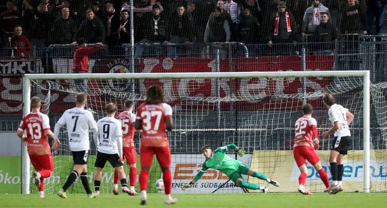 24.10.2025, xfsx, Herren, Fussball, Saison 2025 2026, Regionalliga Bayern, 15. Spieltag: SV Wacker Bughausen - FC Wuerzburger Kickers v.li.: Philipp Ochs (FC Wuerzburger Kickers), Alexander Gordok (SV Wacker Burghausen), Tom Sanne (SV Wacker Burghausen), Dominik Meisel (FC Wuerzburger Kickers), Eliot Muteba (FC Wuerzburger Kickers), Johann Hipper (FC Wuerzburger Kickers), Daniel Haegele (FC Wuerzburger Kickers), Felix Bachschmid (SV Wacker Burghausen) Burghausen Wacker-Arena Bayern Deutschland