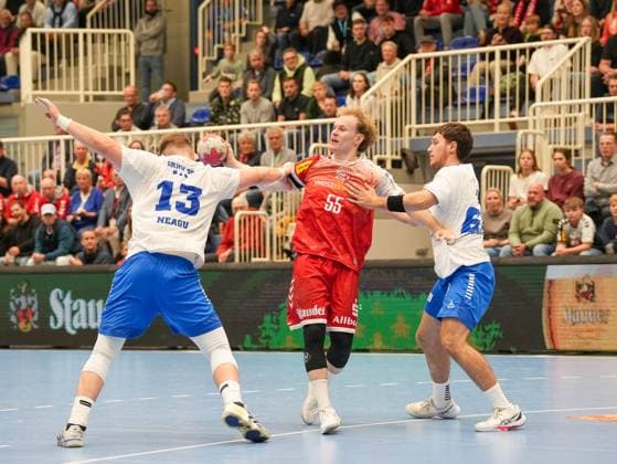 Oskar Kostuj (TuSEM Essen, 55) gegen Valentin Neagu (Dessau-Rosslauer HV 06, 13) TuSEM Essen vs. Dessau-Rosslauer HV 06, Handball, 2. Bundesliga, 9. Spieltag, Saison 2025 2026, 24.10.2025 TuSEM Essen vs. Dessau-Rosslauer HV 06, Handball, 2. Bundesliga, 9. Spieltag, Saison 2025 2026, 24.10.2025 Essen Copyright: xEibner-Pressefoto DamianxKruczynx EP_DKI