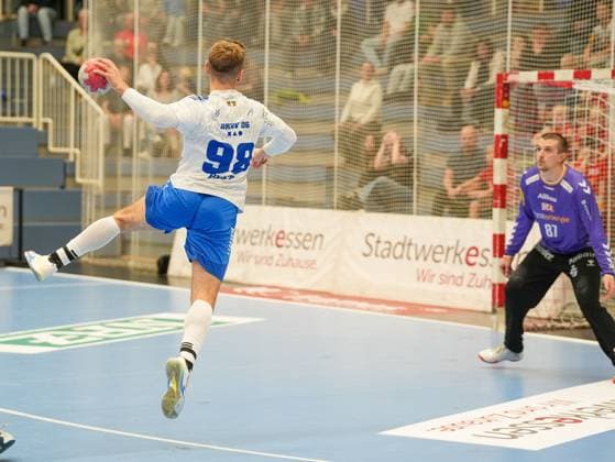 Yannick-Marcos Pust (Dessau-Rosslauer HV 06, 98) beim 1 vs. 1 gegen Dominik Plaue (TuSEM Essen, 87) TuSEM Essen vs. Dessau-Rosslauer HV 06, Handball, 2. Bundesliga, 9. Spieltag, Saison 2025 2026, 24.10.2025 TuSEM Essen vs. Dessau-Rosslauer HV 06, Handball, 2. Bundesliga, 9. Spieltag, Saison 2025 2026, 24.10.2025 Essen Copyright: xEibner-Pressefoto DamianxKruczynx EP_DKI