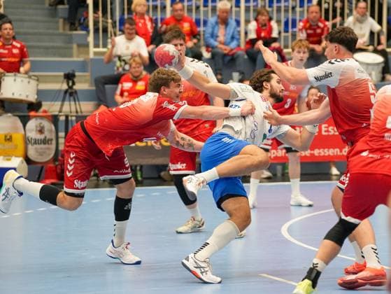 Jacek Powarzynski (Dessau-Rosslauer HV 06, 14) beim Zweikampf gegen Valentin Willner (TuSEM Essen, 05) TuSEM Essen vs. Dessau-Rosslauer HV 06, Handball, 2. Bundesliga, 9. Spieltag, Saison 2025 2026, 24.10.2025 TuSEM Essen vs. Dessau-Rosslauer HV 06, Handball, 2. Bundesliga, 9. Spieltag, Saison 2025 2026, 24.10.2025 Essen Copyright: xEibner-Pressefoto DamianxKruczynx EP_DKI