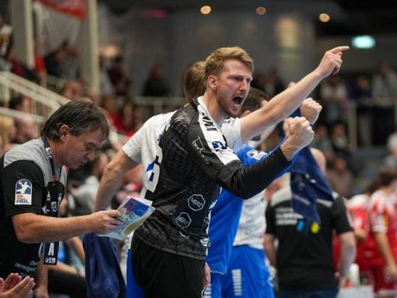 Philip Ambrosius (Dessau-Rosslauer HV 06, 16) zufrieden mit der Leistung seines Kollegen Janik Patzwaldt (Dessau-Rosslauer HV 06, 01) TuSEM Essen vs. Dessau-Rosslauer HV 06, Handball, 2. Bundesliga, 9. Spieltag, Saison 2025 2026, 24.10.2025 TuSEM Essen vs. Dessau-Rosslauer HV 06, Handball, 2. Bundesliga, 9. Spieltag, Saison 2025 2026, 24.10.2025 Essen Copyright: xEibner-Pressefoto DamianxKruczynx EP_DKI