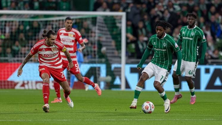 v.li.: Christopher Trimmel (1. FC Union Berlin, 28) und Samuel Mbangula (SV Werder Bremen, 7) am Ball, Einzelbild, Ganzkörper, Aktion, Action, Spielszene, DIE DFL-RICHTLINIEN UNTERSAGEN JEGLICHE NUTZUNG VON FOTOS ALS SEQUENZBILDER UND ODER VIDEOA?HNLICHE FOTOSTRECKEN. DFL REGULATIONS PROHIBIT ANY USE OF PHOTOGRAPHS AS IMAGE SEQUENCES AND OR QUASI-VIDEO., 24.10.2025, Bremen (Deutschland), Fussball, Bundesliga, SV Werder Bremen - 1. FC Union Berlin
