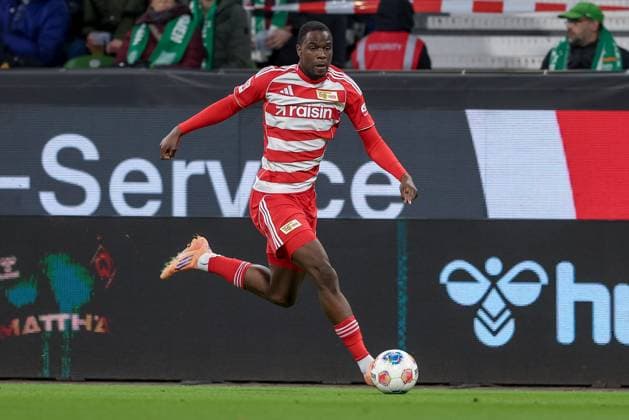 Ilyas Ansah (1. FC Union Berlin, 10) am Ball, Freisteller, Einzelbild, Ganzkörper, Aktion, Action, Spielszene, DIE DFL-RICHTLINIEN UNTERSAGEN JEGLICHE NUTZUNG VON FOTOS ALS SEQUENZBILDER UND ODER VIDEOA?HNLICHE FOTOSTRECKEN. DFL REGULATIONS PROHIBIT ANY USE OF PHOTOGRAPHS AS IMAGE SEQUENCES AND OR QUASI-VIDEO., 24.10.2025, Bremen (Deutschland), Fussball, Bundesliga, SV Werder Bremen - 1. FC Union Berlin